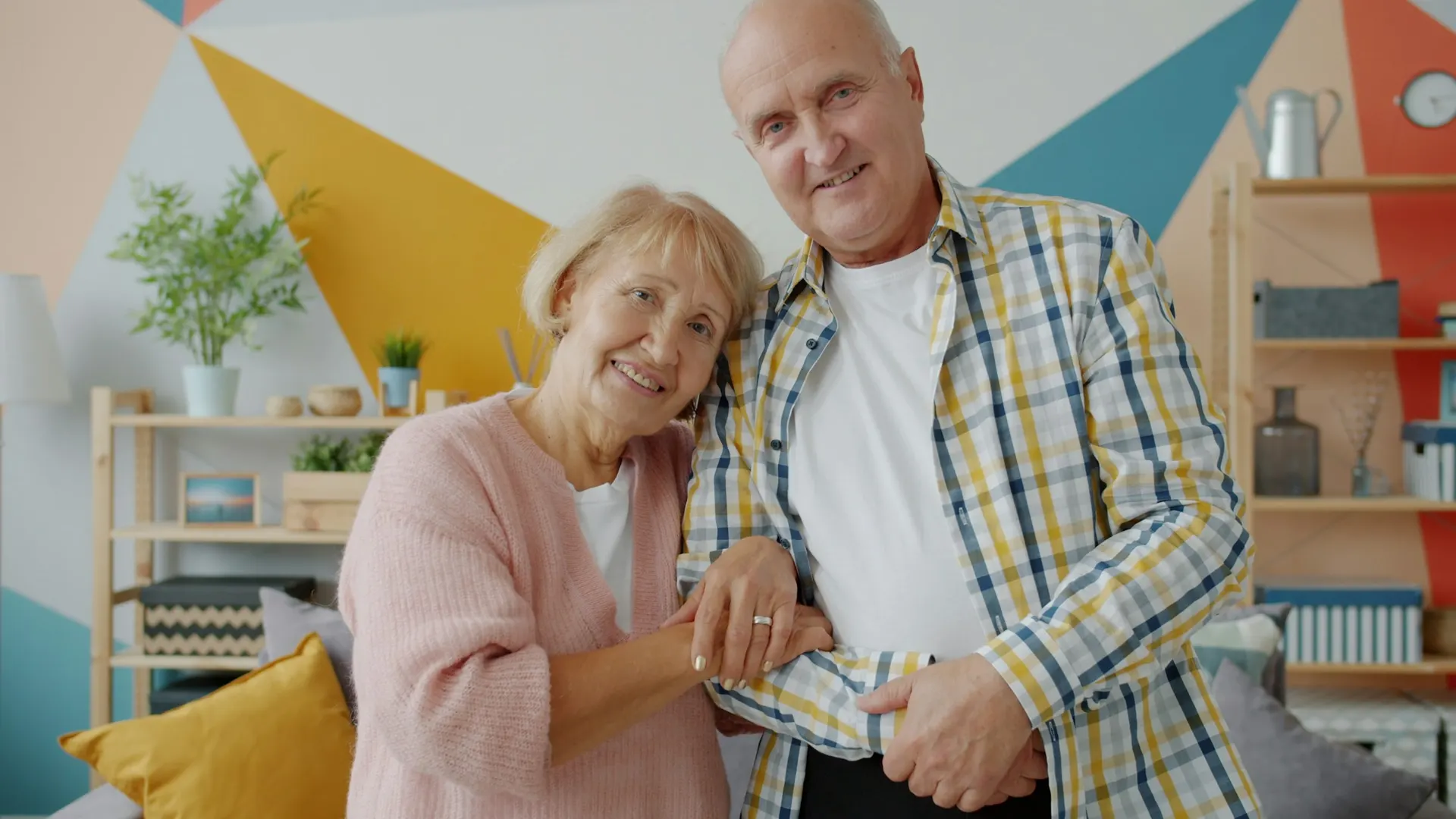 Casal de idosos juntos em casa